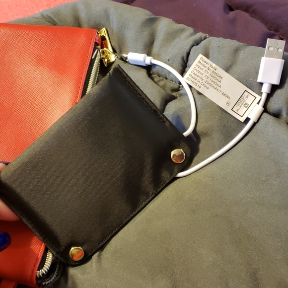Large wristlet with attached usb charger - Picture 2 of 4